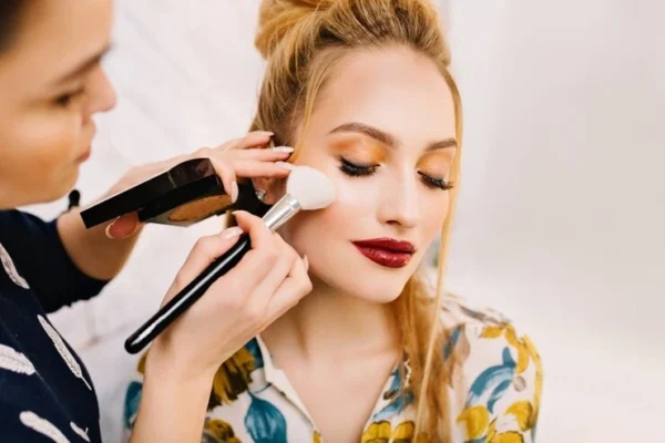 What is a professional makeup artist course?