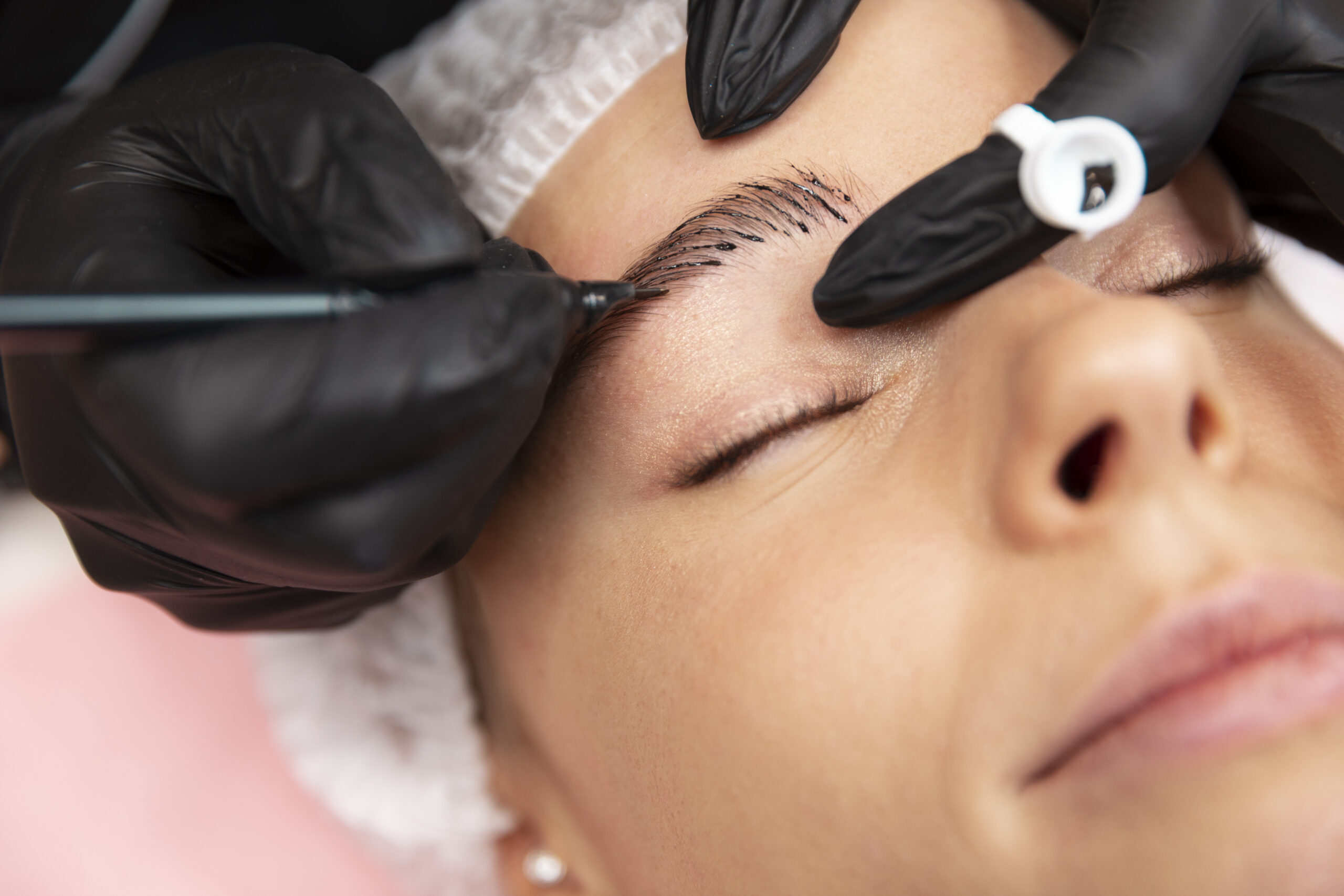 Microblading eyebrows